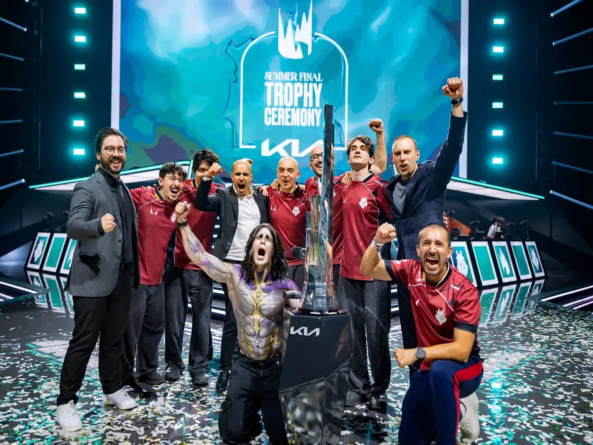 G2 celebrating the LEC summer trophy before Worlds