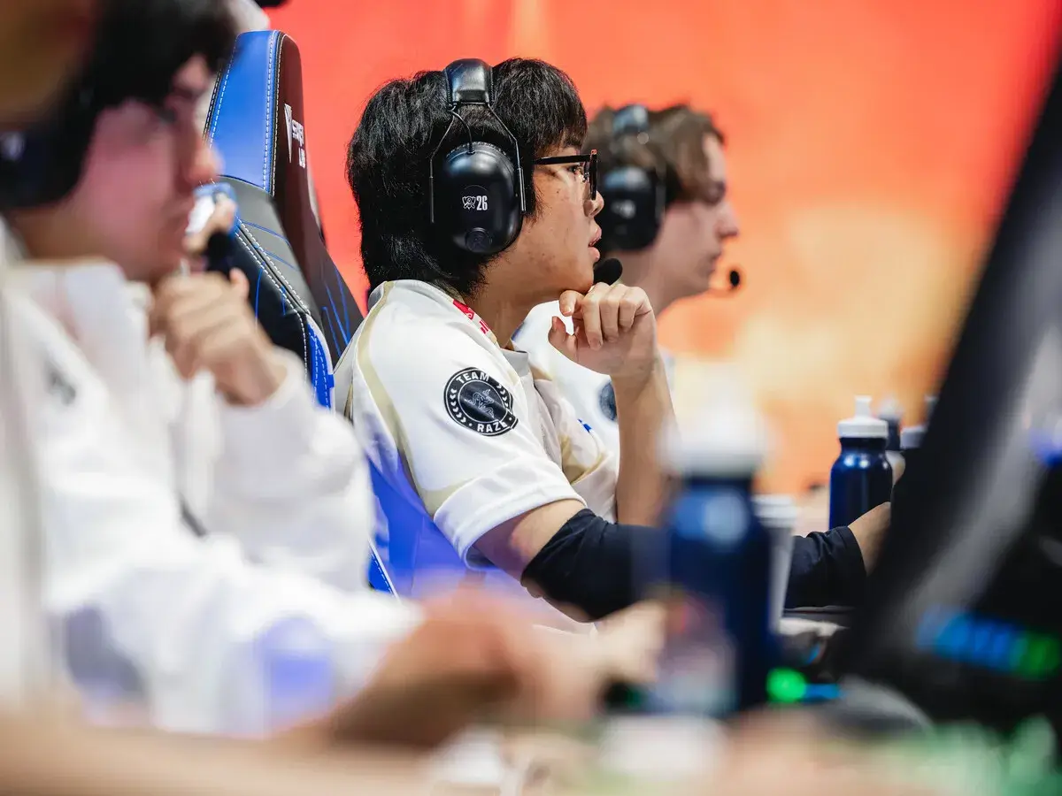 Yike, Kyeahoo and Caliste during the Worlds 2026 series vs C9