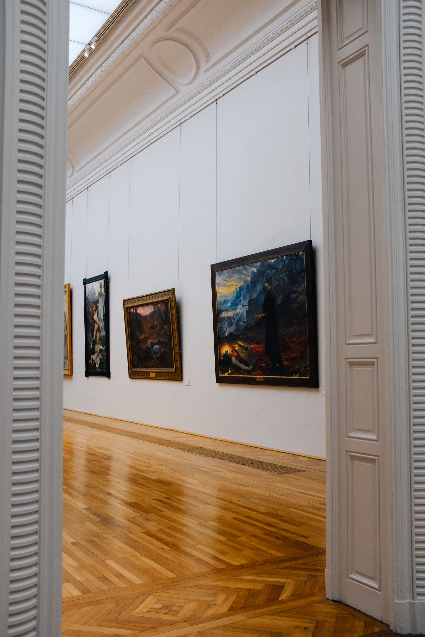 Art gallery interior, an illustrative setting for the Manet chalk study report