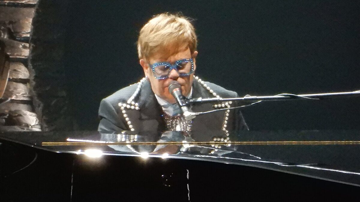 Elton John at the piano during a concert, ahead of his Elton John Mexico City farewell shows
