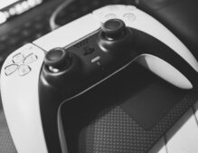 A white PlayStation 5 DualSense controller, used to illustrate the GTA 6 ESRB rating