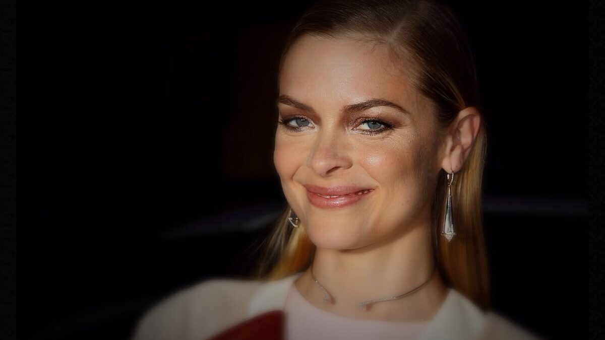 Actress Jaime King smiling in a portrait, whose Jaime King divorce from Austin Sosa is now final