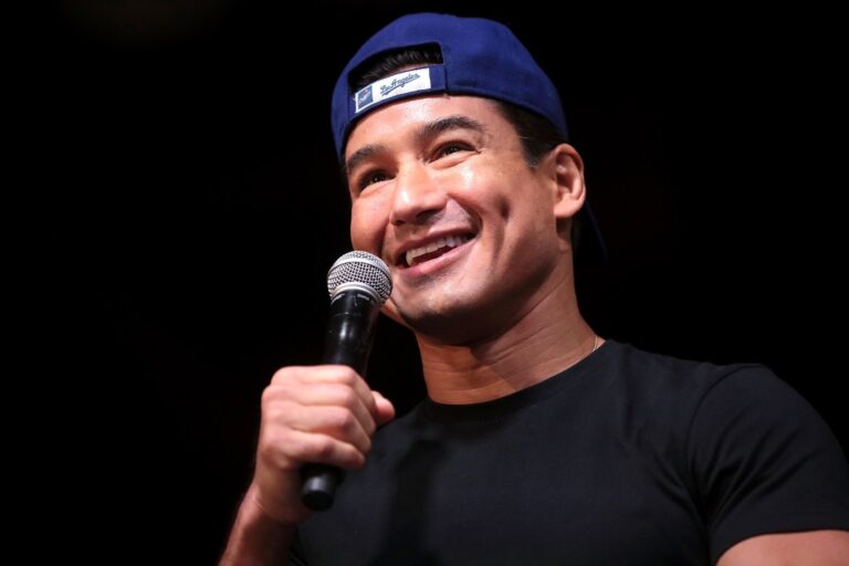 Mario Lopez, who backed Tiffani Thiessen on Saved by the Bell residuals, speaking at the 2021 Arizona Ultimate Women's Expo in Phoenix