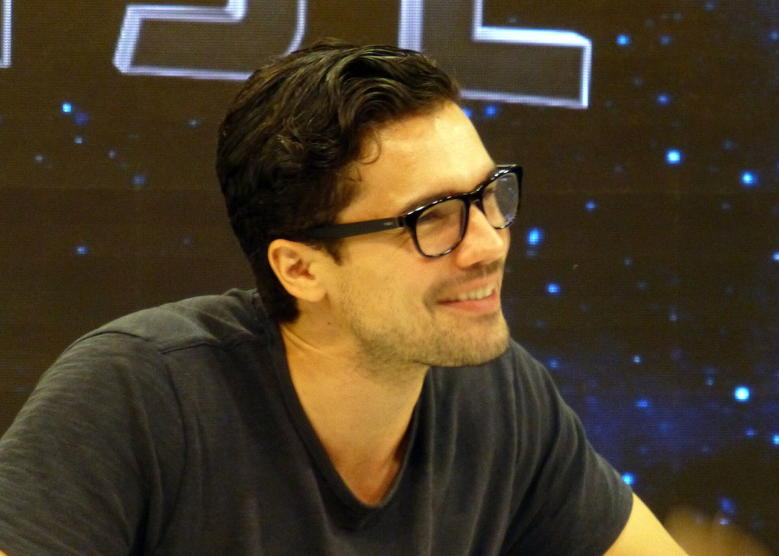 Steven Strait at Fan Expo Canada in 2015; his James Holden likeness appears alongside the new Osiris Reborn crew