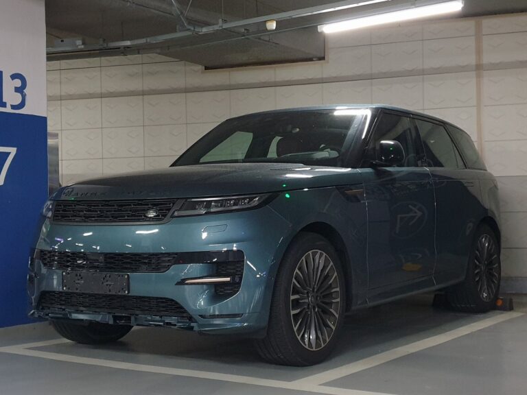 A current gas-powered Range Rover Sport in Varesine Blue, the model the new Range Rover Sport Electric closely resembles