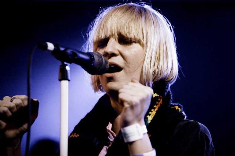Sia performing onstage at SXSW in 2008, long before the Sia catalog sale to Pophouse