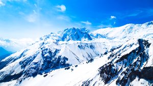 Snow-covered mountains in Manang, Nepal, illustrating the Himlung avalanche report
